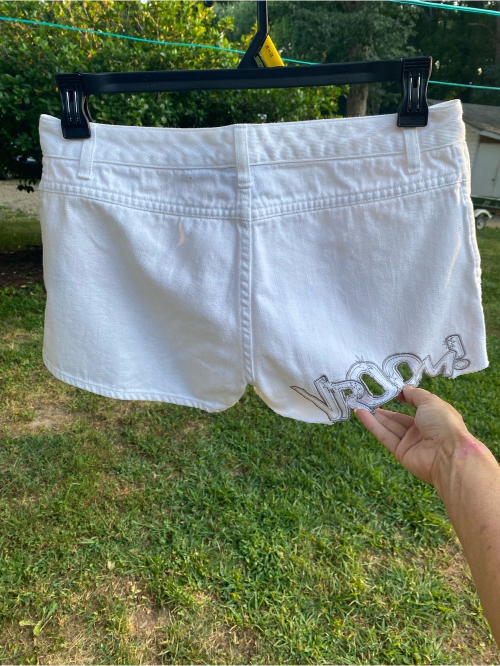 Harley-Davidson Women's White Denim Shortse “Vroom” Sz 8 - Picture 2 of 5